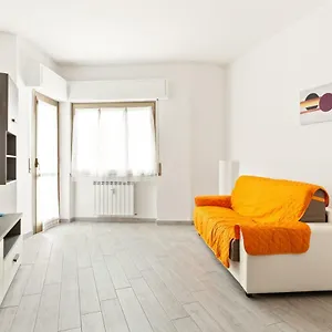 Renewed Balcony Flat With Garden Milano